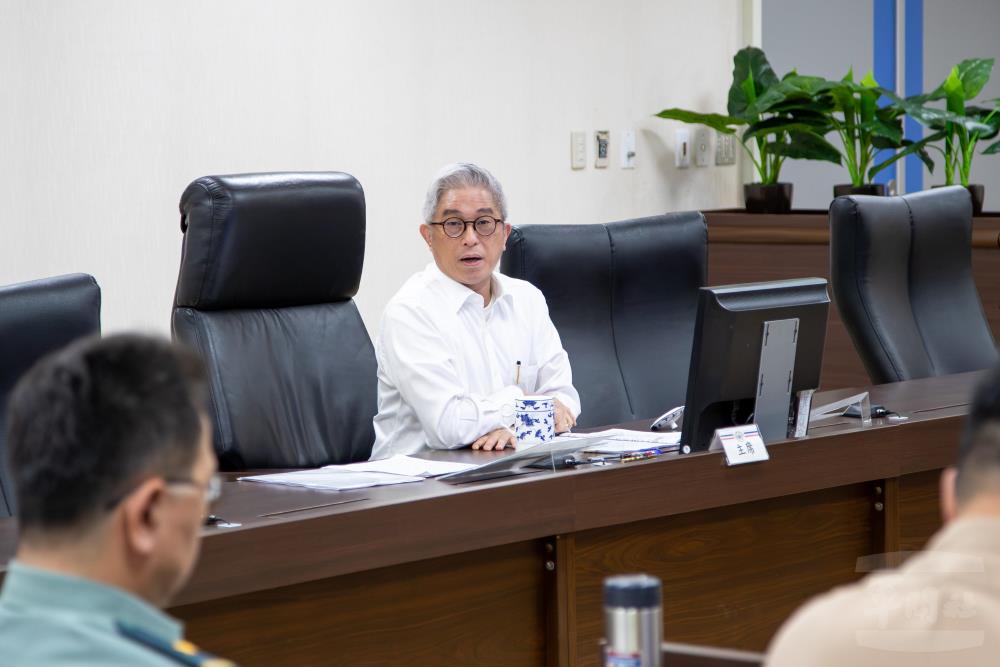 徐副部長期勉各單位善用AI技術，提升雙語學習效益。（軍聞社記者王進福攝）