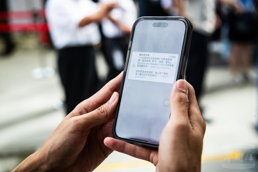 中央氣象署於今日上午9時21分實施全國地震速報測試，模擬發生大規模強震及海嘯等情境。（軍聞社記者王茗生攝）