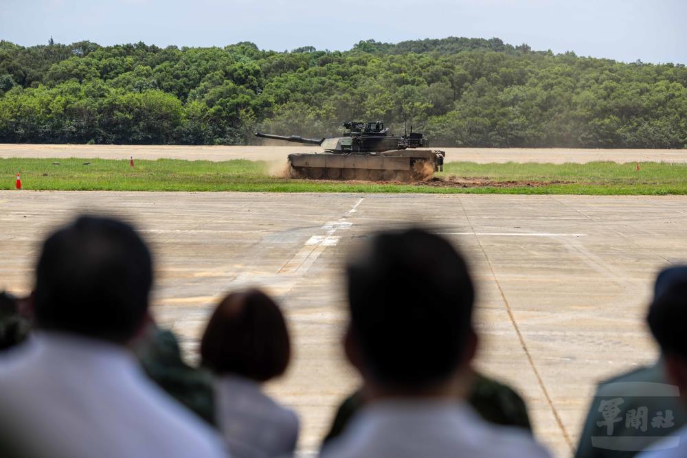 監察委員瞭解「M1A2T」戰車接裝訓練情形。（軍聞社記者蔡枋澐攝）