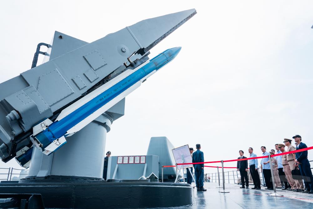 賴總統登上左營軍艦，聽取海上指揮管制及防空接戰流程說明。（軍聞社記者吳東昇攝）