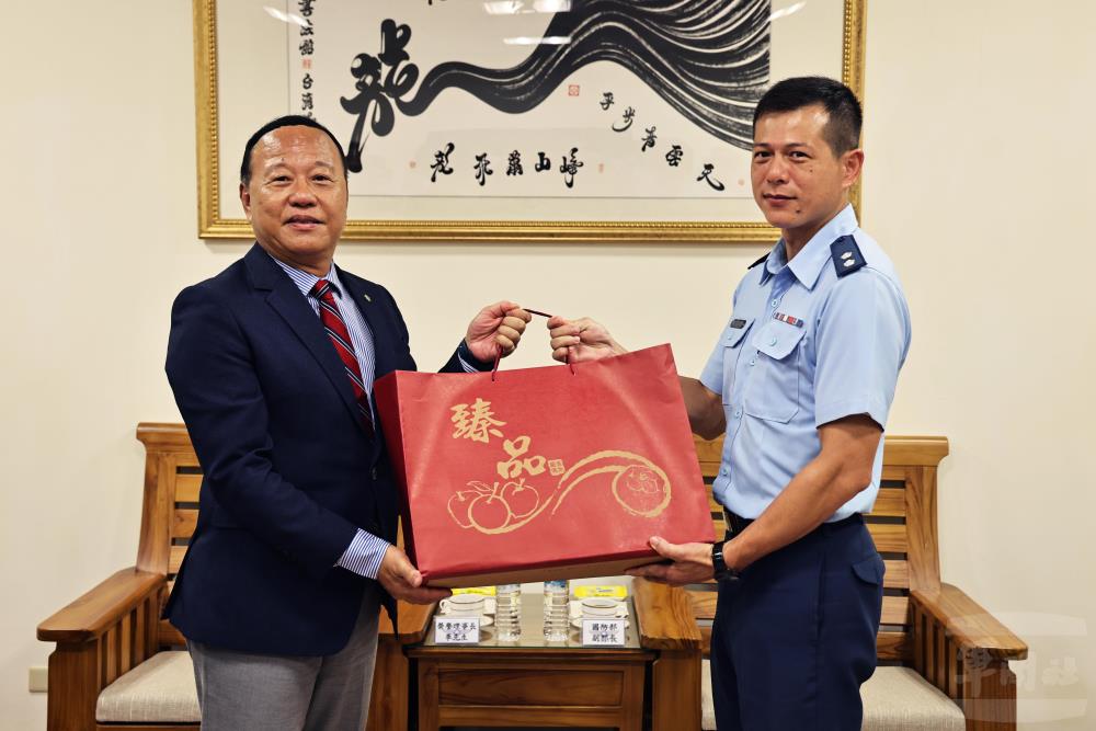國防部副部長柏鴻輝致贈慰問品。(青年日報記者劉宸瑋攝) 國防部副部長柏鴻輝致贈慰問品。(青年日報記者劉宸瑋攝)