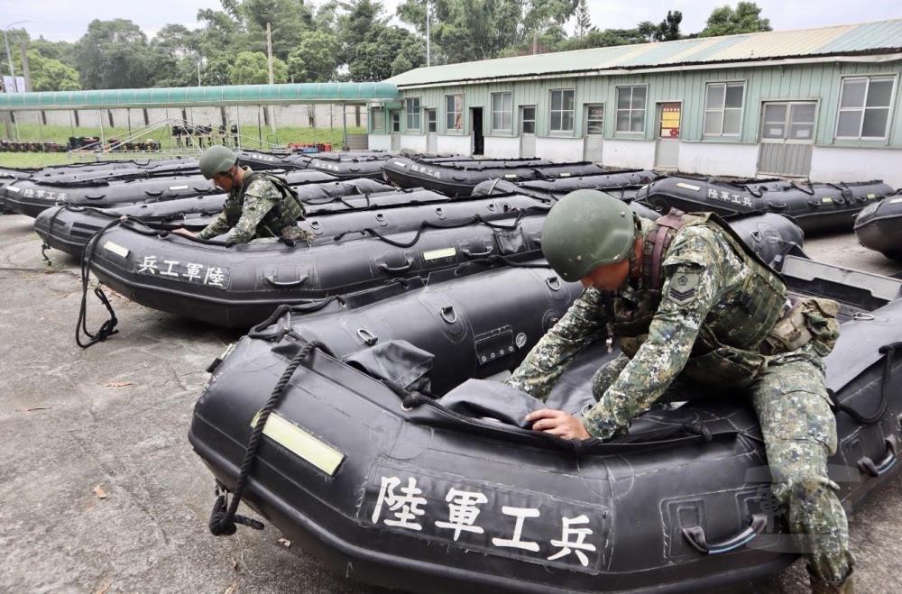 救災膠舟檢整。（第五作戰區提供）