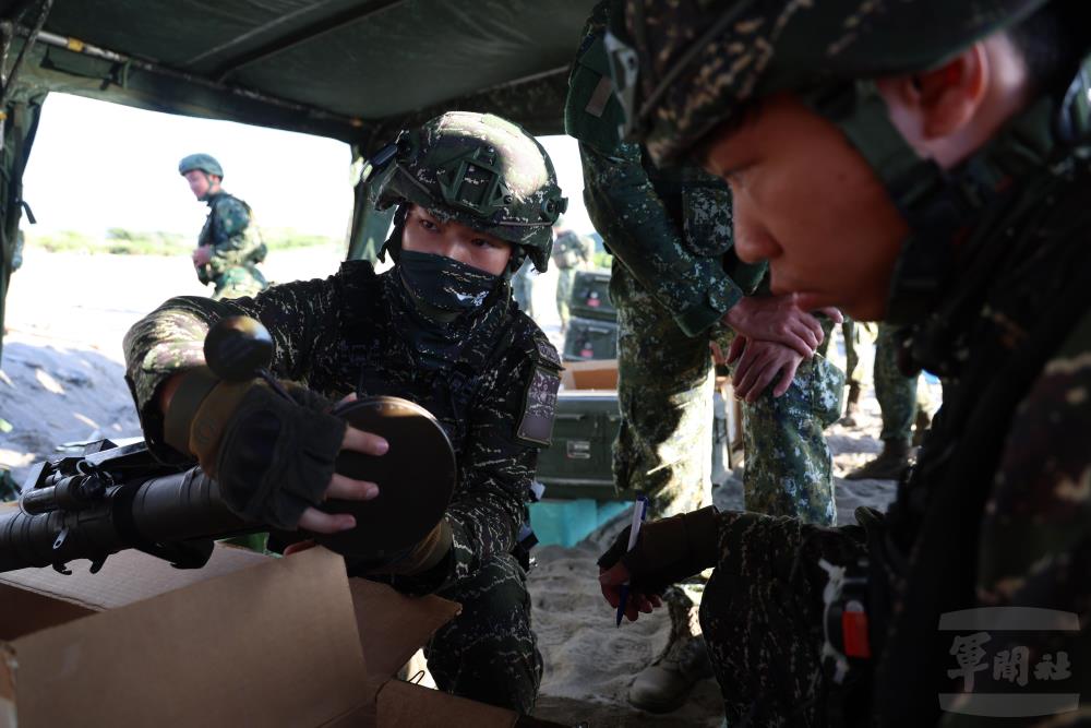 射擊前彈藥檢查。（軍聞社記者林澤廷攝）