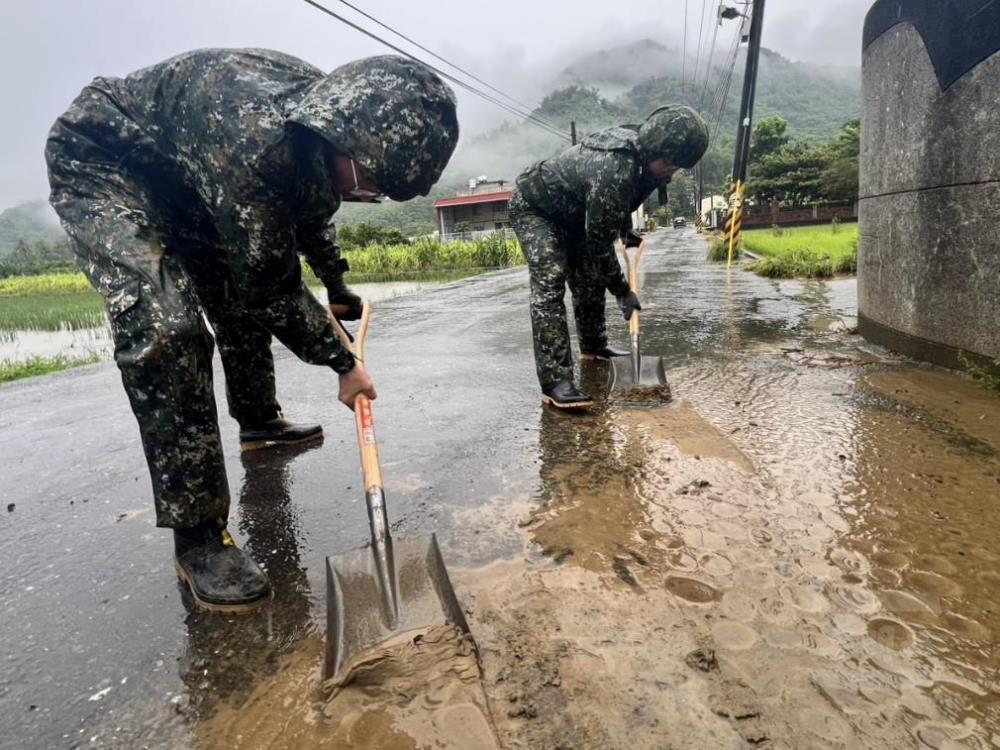 第四作戰區官兵清除道路積淤，確保排水系統暢通，降低二次淹水風險。（第四作戰區提供）