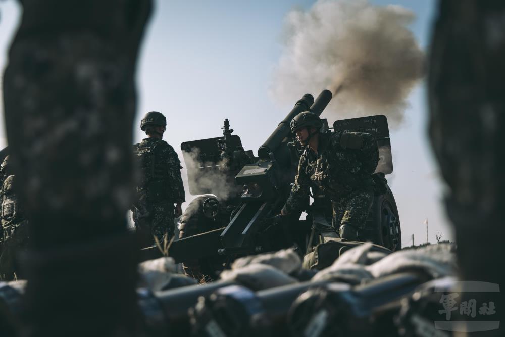 中區聯合砲兵營15日於陸軍砲兵部隊測考中心北岸陣地,實施「105榴砲原級校正射擊」。(青年日報提供) 中區聯合砲兵營15日於陸軍砲兵部隊測考中心北岸陣地,實施「105榴砲原級校正射擊」。(青年日報提供)