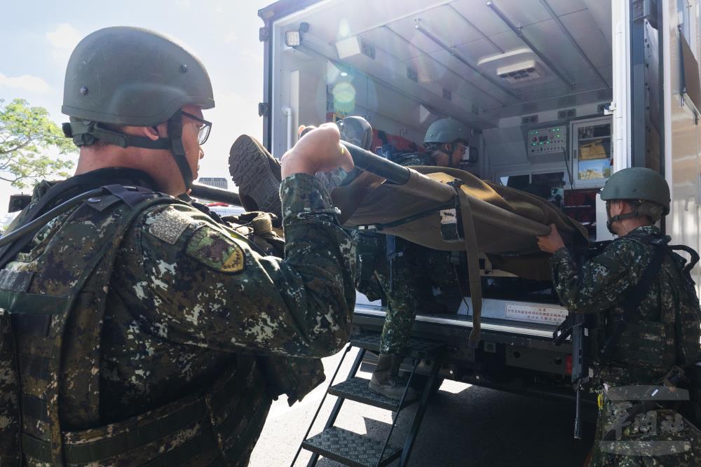 四支部衛生營將傷患進行醫療後送作業。（軍聞社記者林澤廷攝）