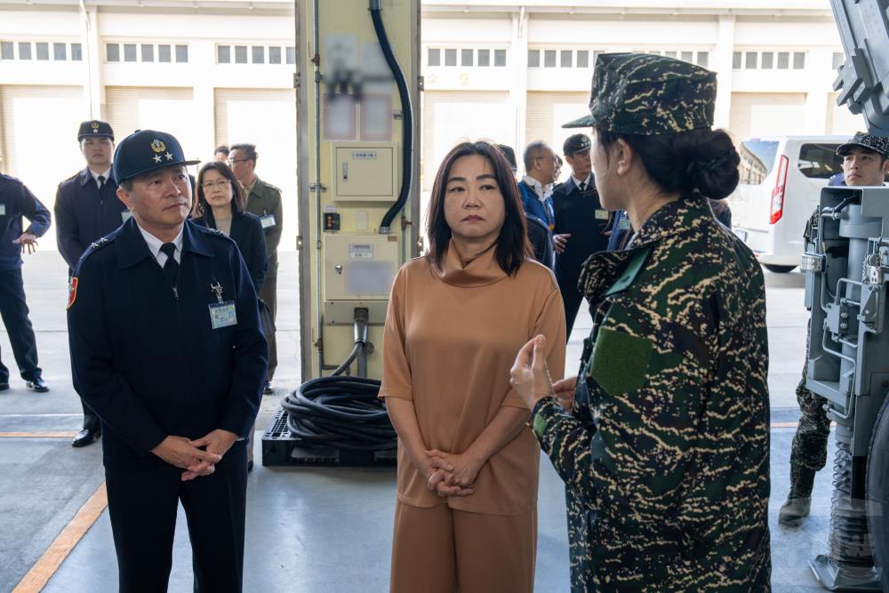 委員實地瞭解各項武器裝備。（軍聞社記者吳冠萱攝）