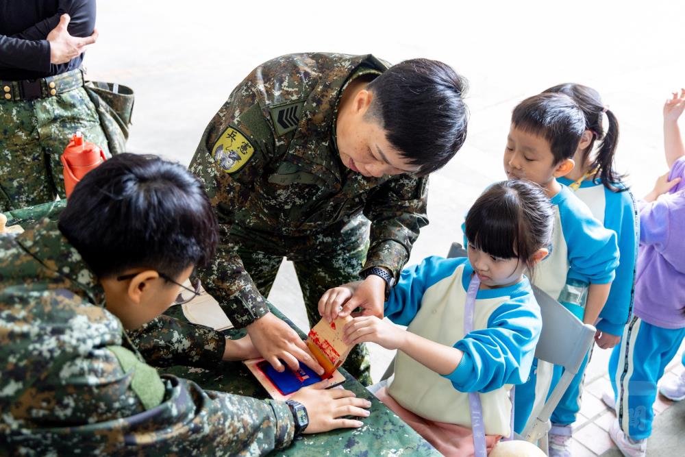 官兵透過與小朋友互動，推廣全民國防教育。（軍聞社記者蔡枋澐攝）