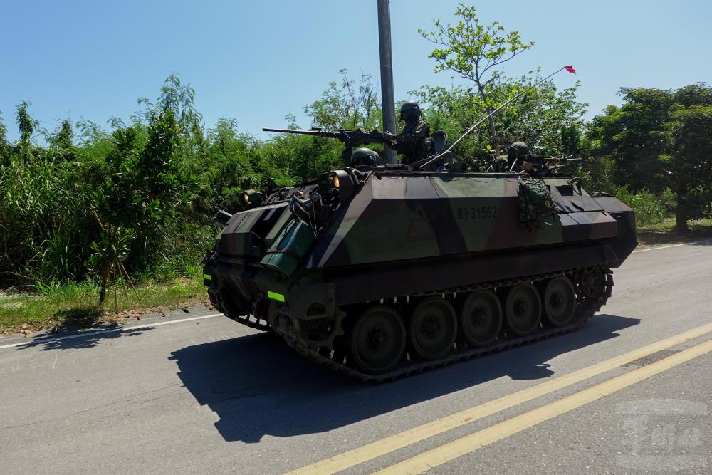 CM21裝甲運兵車接獲命令後，機動至花蓮港實施要港防衛。（第二作戰區提供）