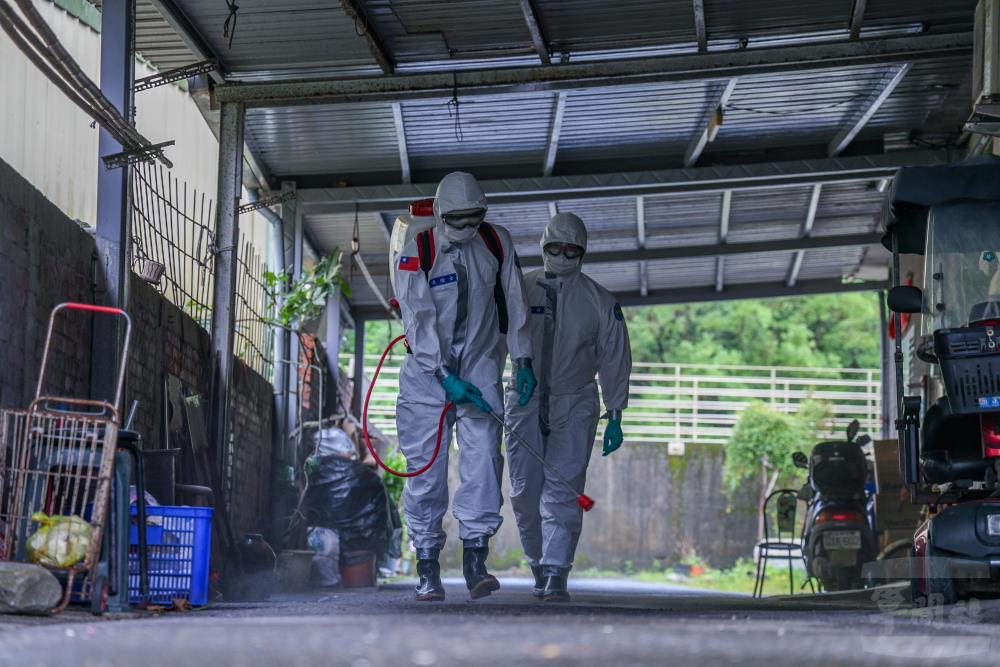 化學兵部隊在受災區域進行環境消毒。（陸軍司令部提供）