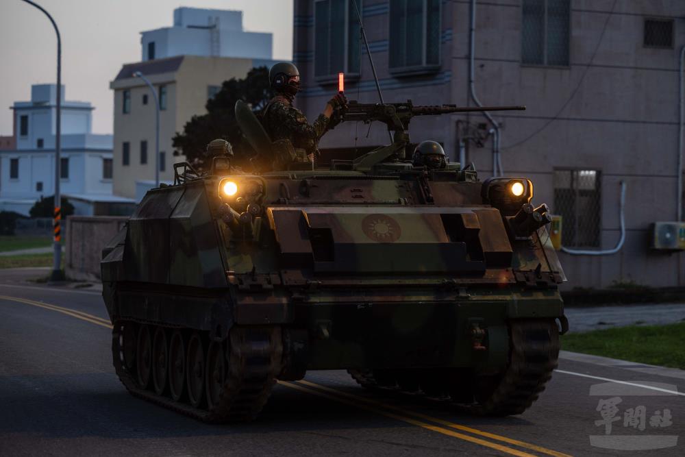 CM21裝甲車及相關兵力迅速機動至目標區域。（軍聞社記者蔡枋澐攝）