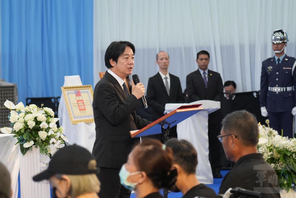 賴總統致詞時，表彰殉職飛官捍衛國土的忠勇精神。（軍聞社記者呂尚俞攝）
