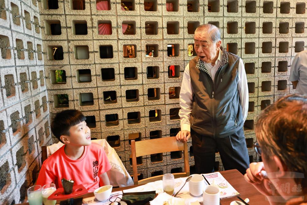 李榮譽理事長親切關懷學童。（青年日報提供）