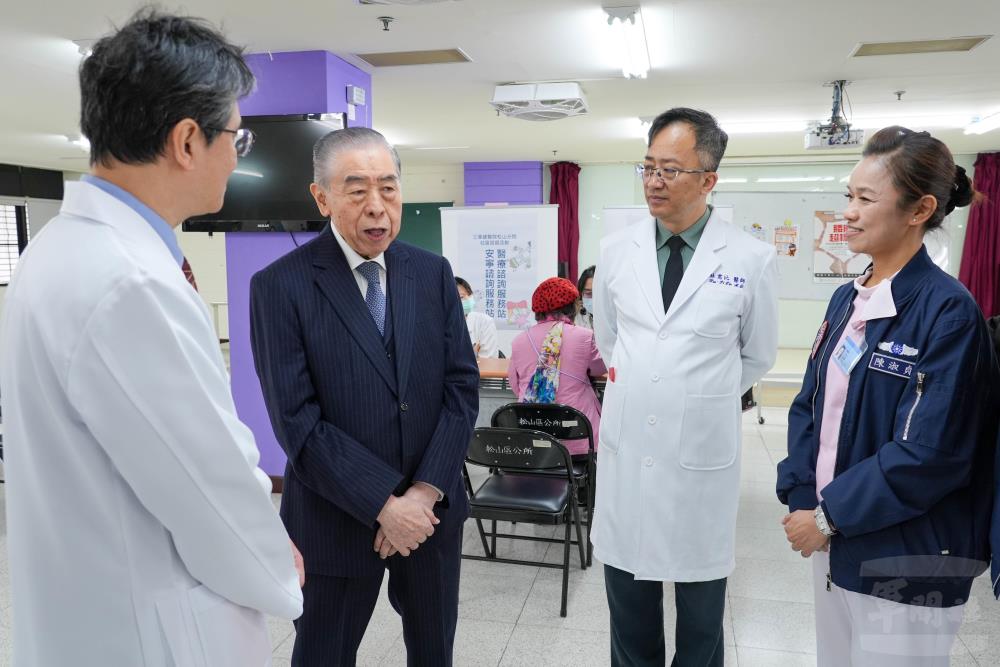 李榮譽理事長肯定醫護團隊為社區長者提供便捷的醫療資源與照護。（軍聞社記者侯凱議攝）