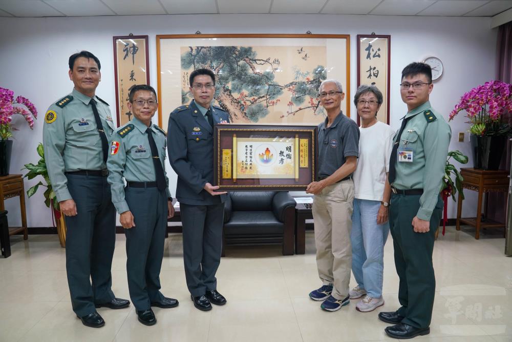 政戰局副局長張維新少將31日表揚模範父親劉世章先生。(軍聞社記者侯凱議攝) 政戰局副局長張維新少將31日表揚模範父親劉世章先生。(軍聞社記者侯凱議攝)