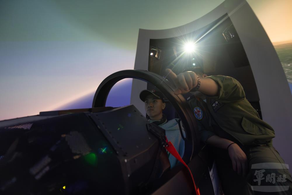 學員參觀模擬機室。（軍聞社記者吳柏融攝）