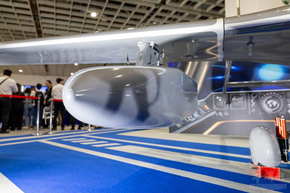 機翼下可加掛「聲納浮標莢艙」，支援水下反潛作戰功能。（軍聞社記者蔡枋澐攝）