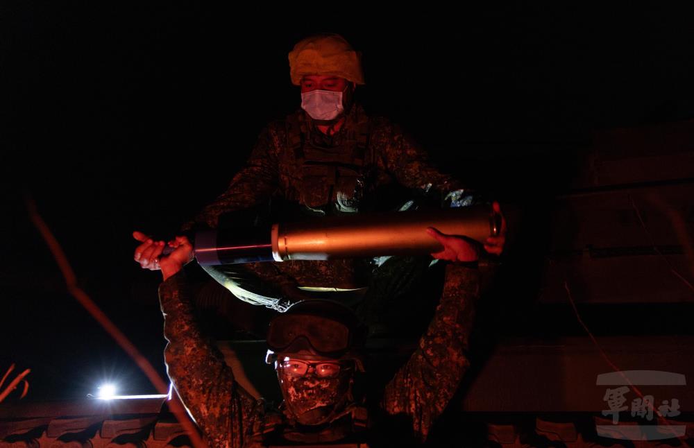 官兵實施彈藥裝填。（軍聞社記者吳柏融攝）