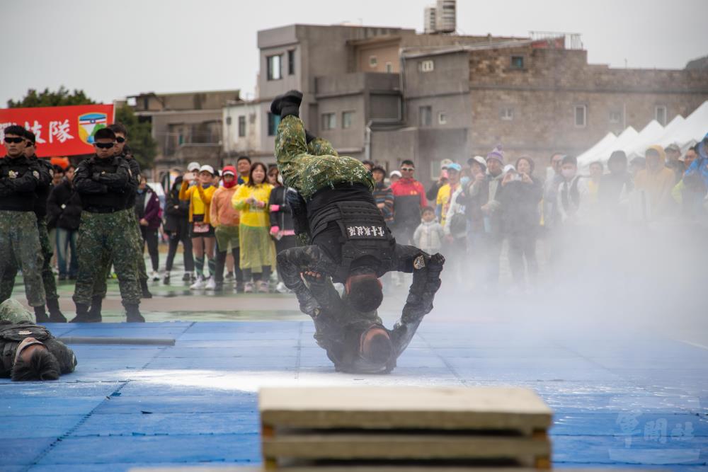 馬防部「雲台戰技隊」在活動中帶來精湛戰技演出，為活動揭開序幕。（軍聞社記者王進福攝）