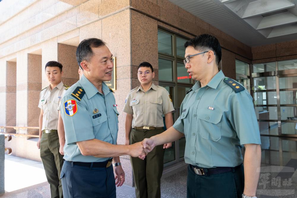 鍾副部長肯定官兵工作辛勞。（軍聞社記者吳冠萱攝）