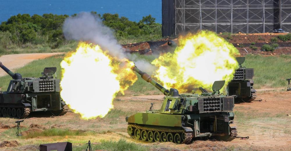 M109A2自走砲射擊,展現熾盛火力。(軍聞社記者侯凱議攝) M109A2自走砲射擊,展現熾盛火力。(軍聞社記者侯凱議攝)