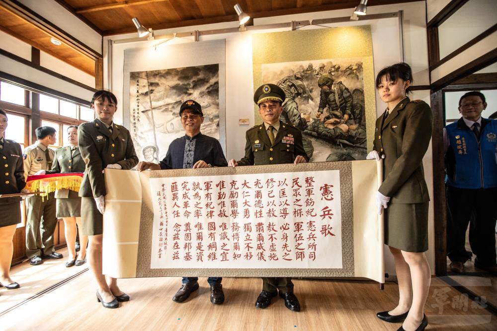 書法名家張世榮提供作品參展。（軍聞社記者王茗生攝）