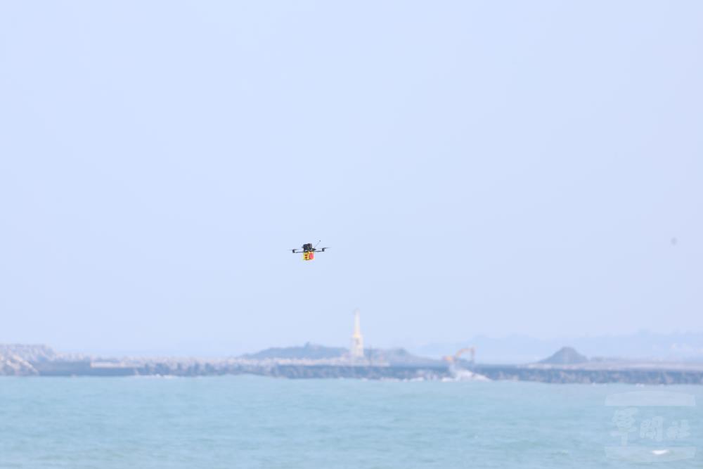 操演結合各型無人機執行目標獲得及火力打擊。（軍聞社記者林澤廷攝）