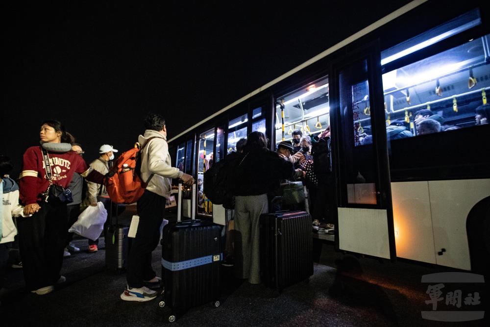 民眾搭乘接駁車。（軍聞社記者王茗生攝）