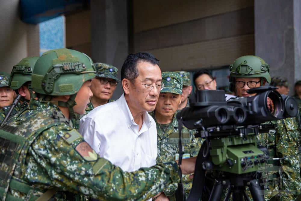 顧部長視導206旅教召專長訓練情形，並了解裝備性能。（軍聞社記者王進福攝）
