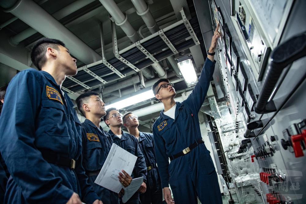理工學院的學生至艦艇輪機部門值更。(軍聞社記者王茗生攝) 理工學院的學生至艦艇輪機部門值更。(軍聞社記者王茗生攝)