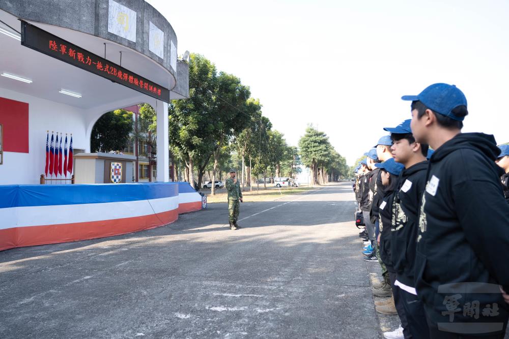 旅長萬少將主持開訓典禮，熱烈歡迎學員參加體驗營。（軍聞社記者林庭暉攝）