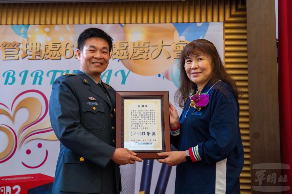福利處長邱上校頒贈資深同仁「服務奉獻獎」。（軍聞社記者吳冠萱攝）