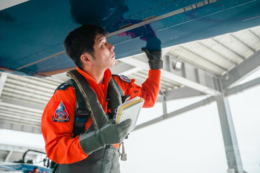 戰鬥組教官與學員共同執行飛行前檢查。（軍聞社記者林庭暉攝）