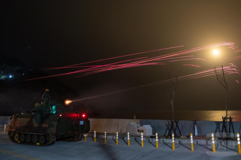 操演官兵演練對空中之敵實施射擊。（軍聞社記者王進福攝）