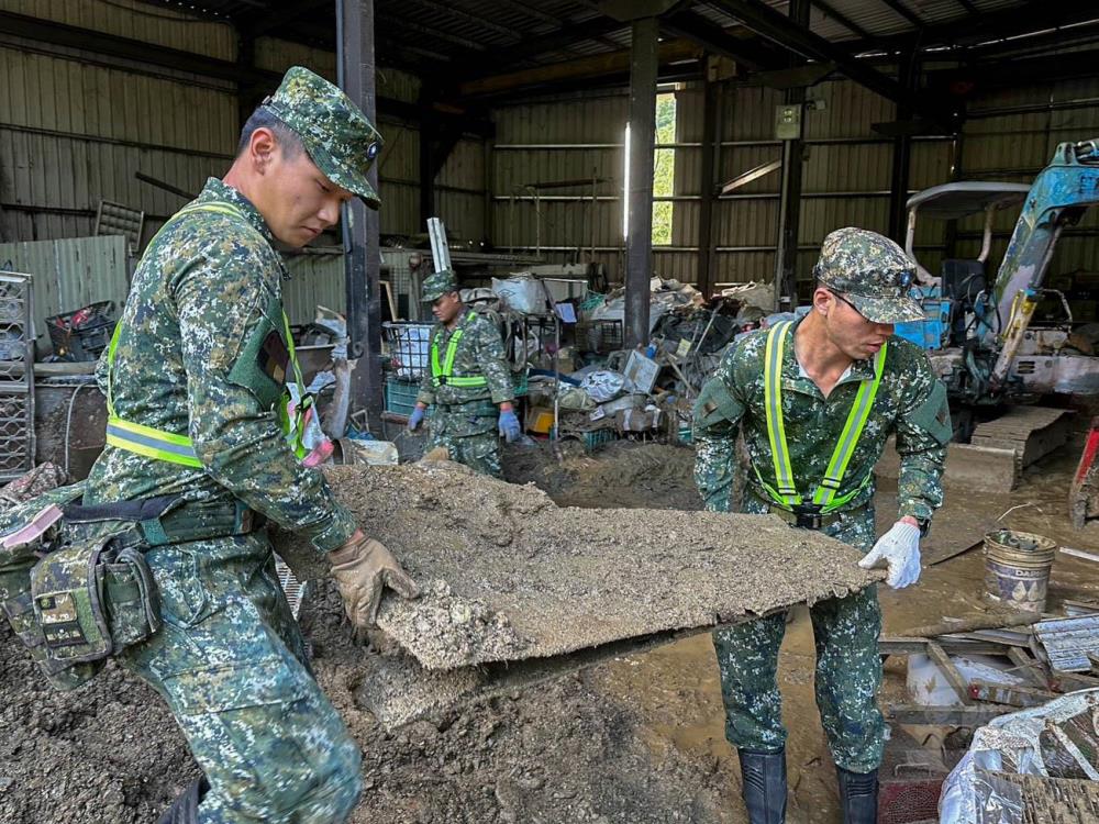 蘭指部官兵協助清淤及廢棄物清理。（陸軍第六軍團提供）