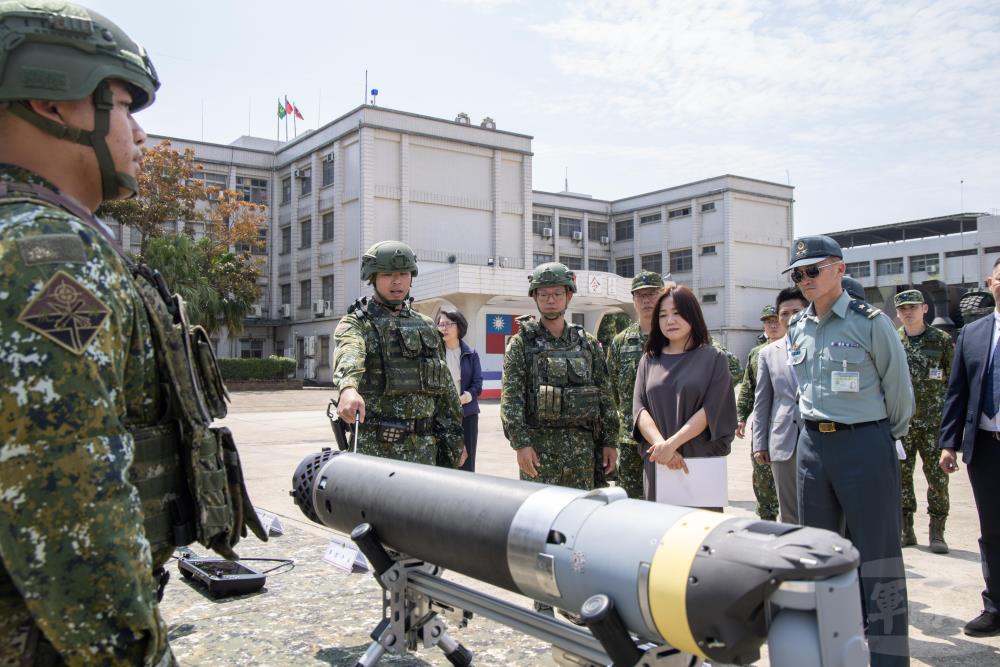 馬召委瞭解Altius-600M系統。（軍聞社記者吳柏融攝）