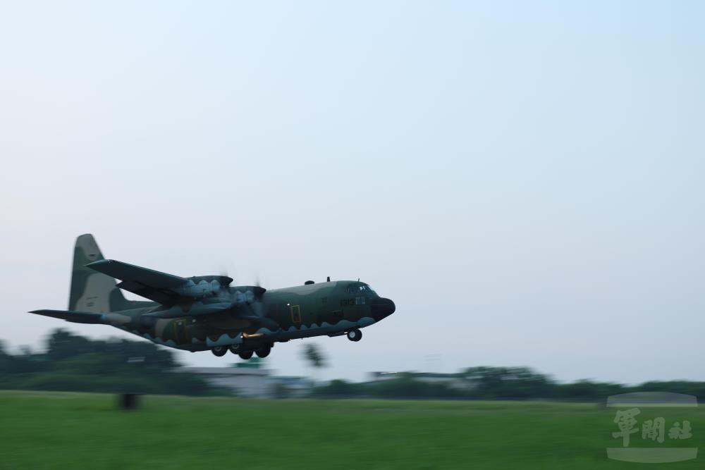 C-130H運輸機起飛。（軍聞社記者林澤廷攝）