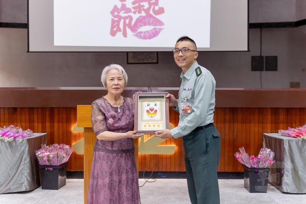 楊副廠長表揚模範母親。（軍備局第202廠提供）