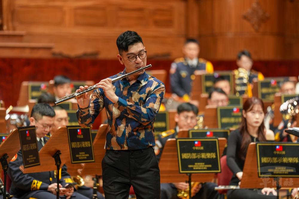 周家暐擔綱長笛獨奏，演繹菲利普．史巴克的《神聖之島狂想曲》。（軍聞社記者陳傳奇攝）