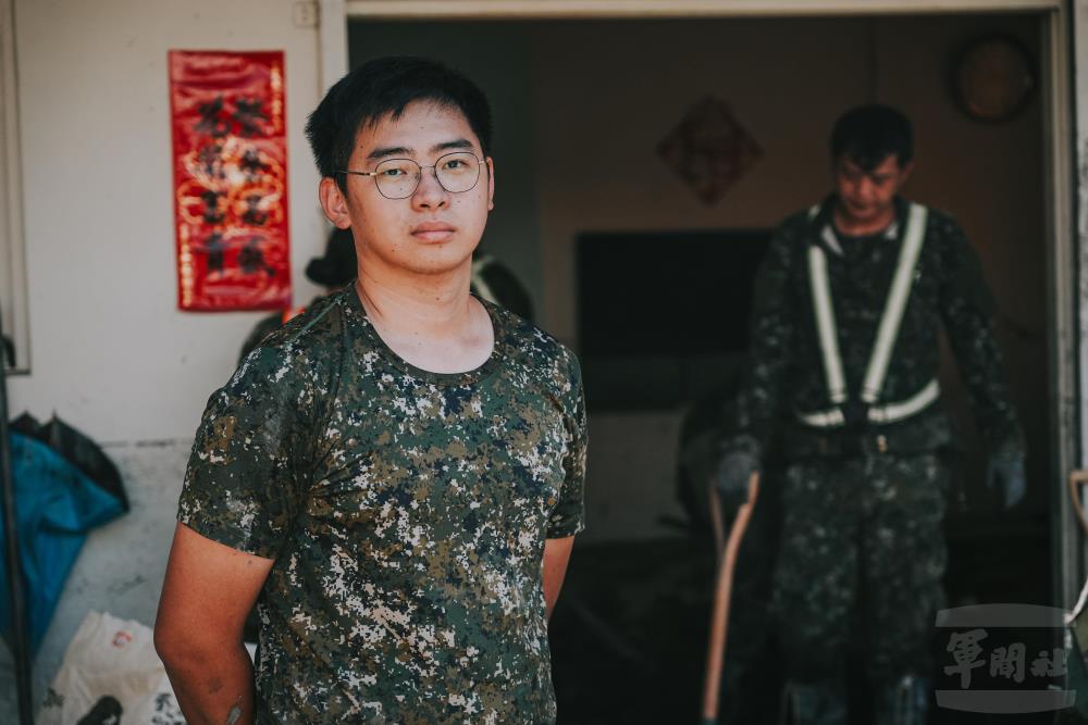 來自花蓮的郭俊傑上士家中也是受災戶之一。（軍聞社記者陳傳奇攝）