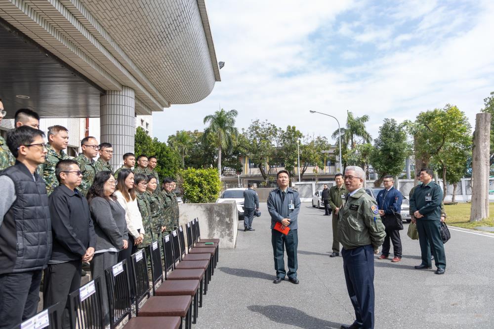 徐副部長慰問花蓮縣後備指揮部，提前祝賀官兵春節愉快。（軍聞社記者吳柏融攝）
