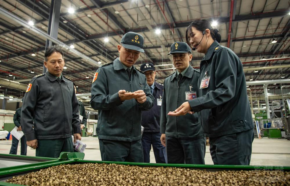 鍾副部長實地瞭解各項產線狀況。 （軍聞社記者王茗生攝）