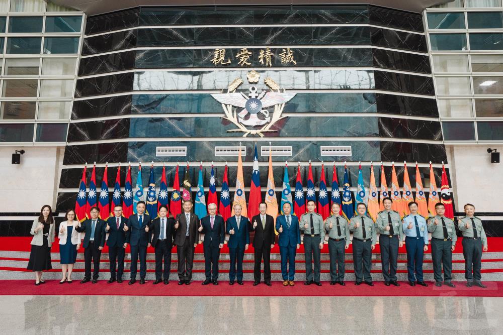 顧部長與雷董事長一行完成簽署後共同合影。（軍聞社記者呂尚俞攝）