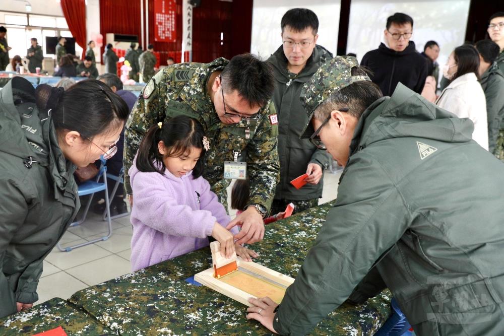 官兵與眷屬體驗紅包絹印。（資通二大隊提供）