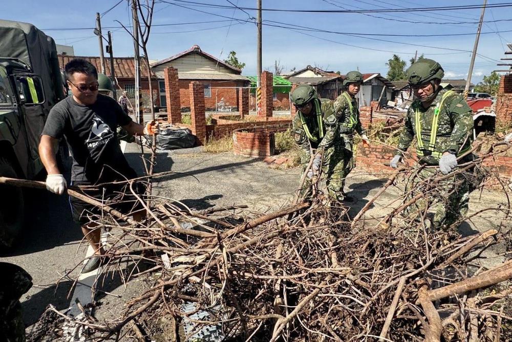 國軍第五作戰區派遣兵力支援楊柳颱風災後復原。（第五作戰區提供）
