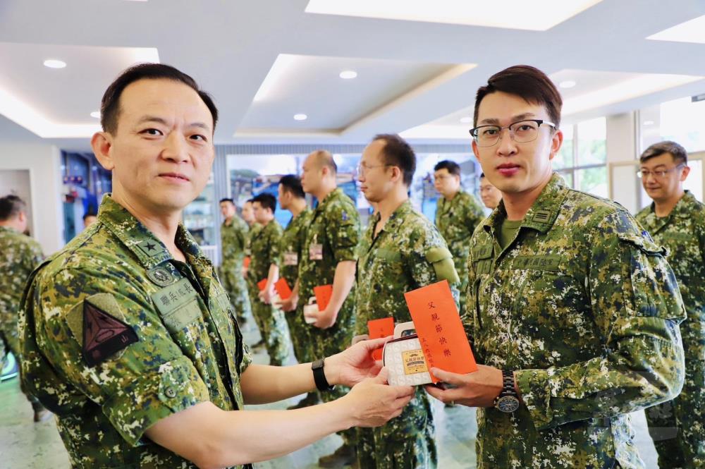 張旅長致贈禮品。（陸軍聯兵第586旅提供）