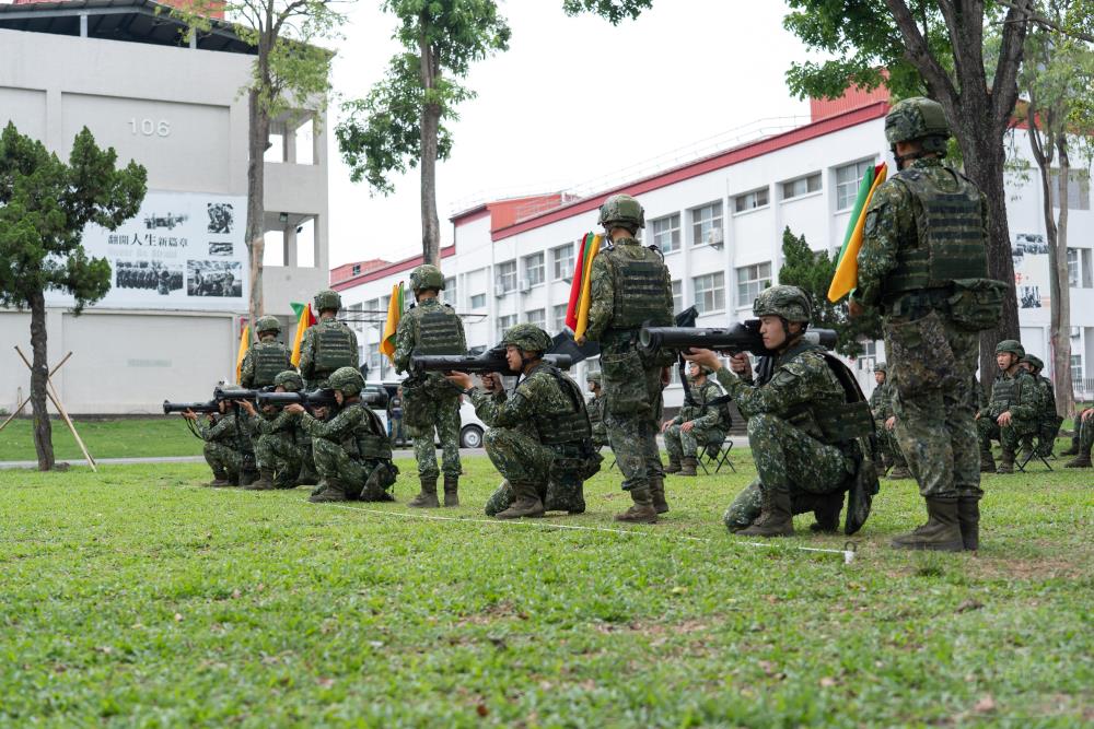 官兵進行紅隼火箭彈模擬器射擊。（軍聞社記者陳彥樺攝）