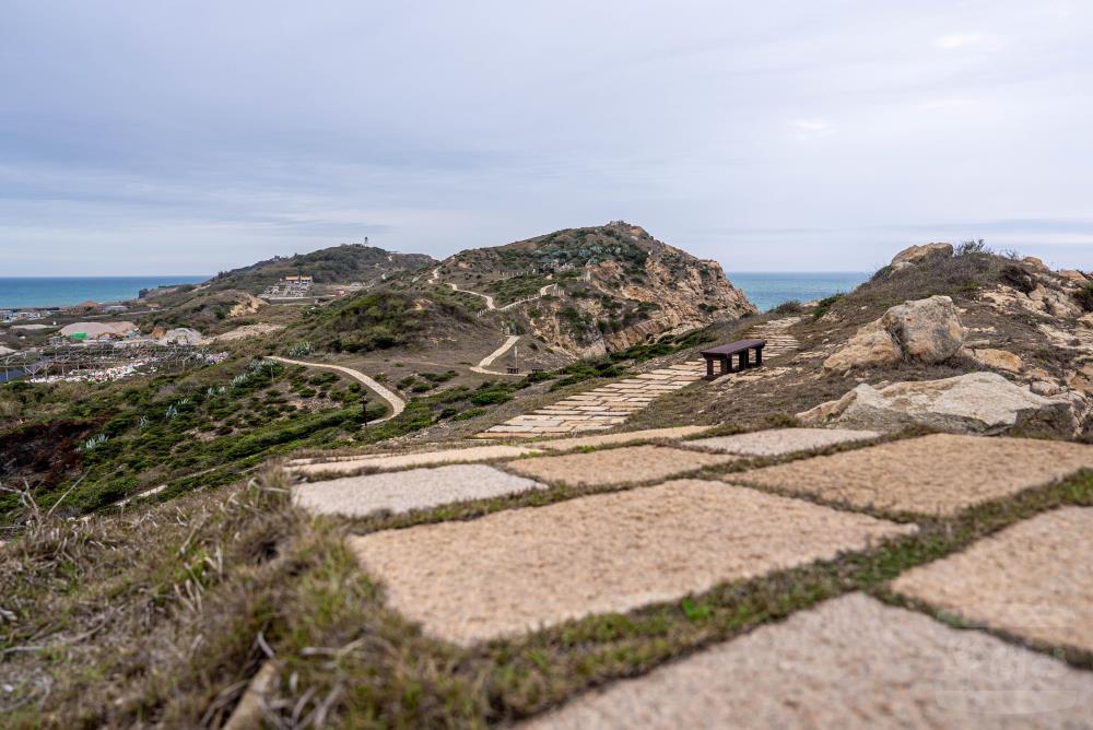 東洋山步道沿陡峭崖壁設立，順著步道前行即可前往東莒燈塔。（軍聞社記者尤昱翔攝）