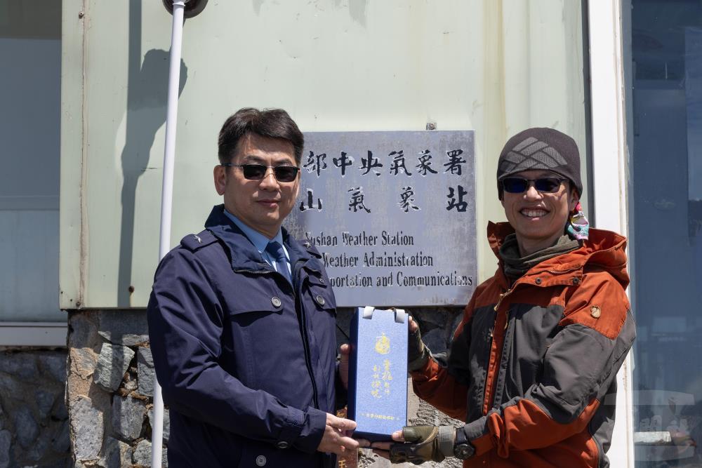 空軍司令部副主任王少將慰問氣象站人員。（軍聞社記者吳柏融攝）