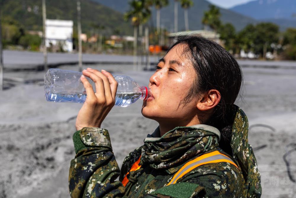 官兵不畏烈日守護光復。（軍聞社記者蔡枋澐攝）